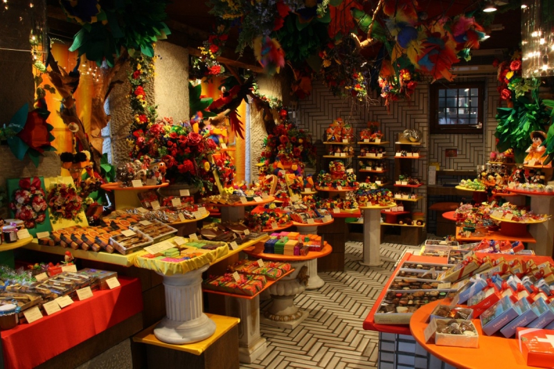 vente-CAVALAIRE SUR MER-min_candy_store_chocolate_shop_chocolate_switzerland-393515